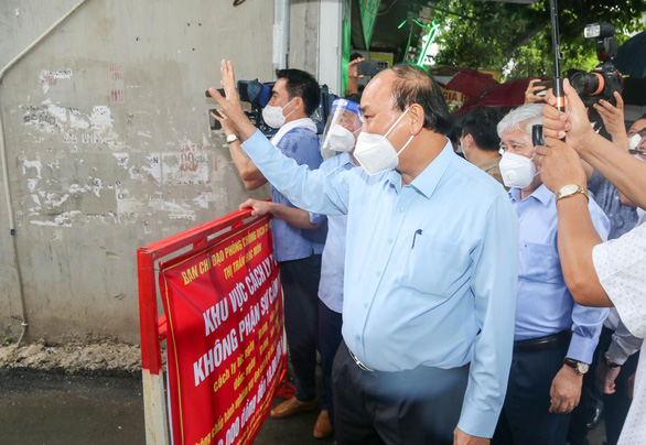 Chủ tịch nước Nguyễn Xuân Phúc tới thăm người dân khu phong tỏa ở huyện Hóc Môn